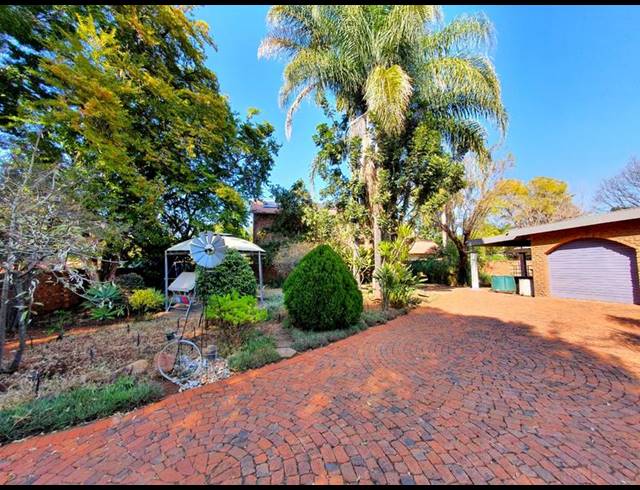 5 BEDROOM HOUSE FOR SALE IN KARENPARK